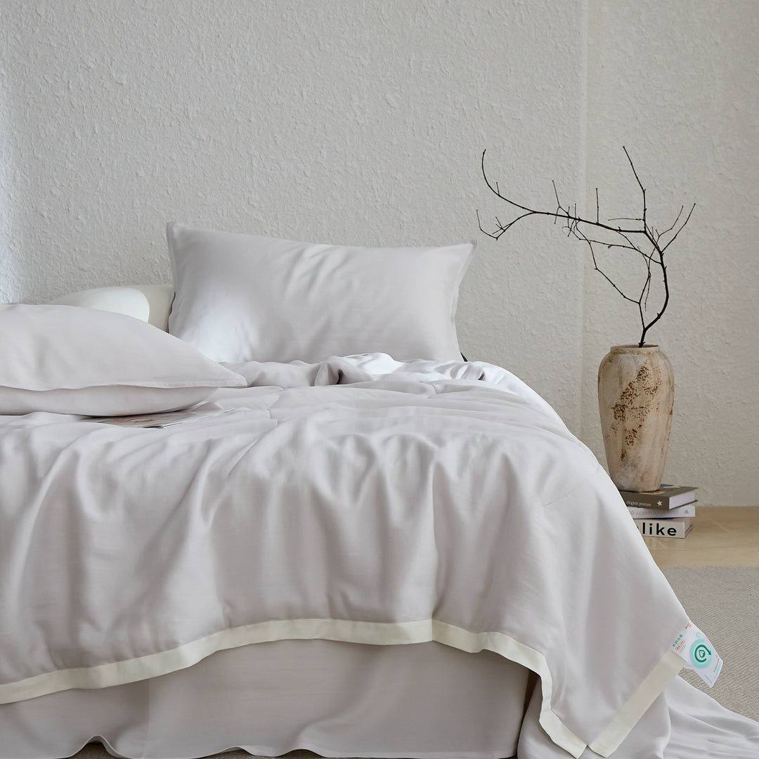 Elegant hotel bedding made of cotton satin with concealed closure