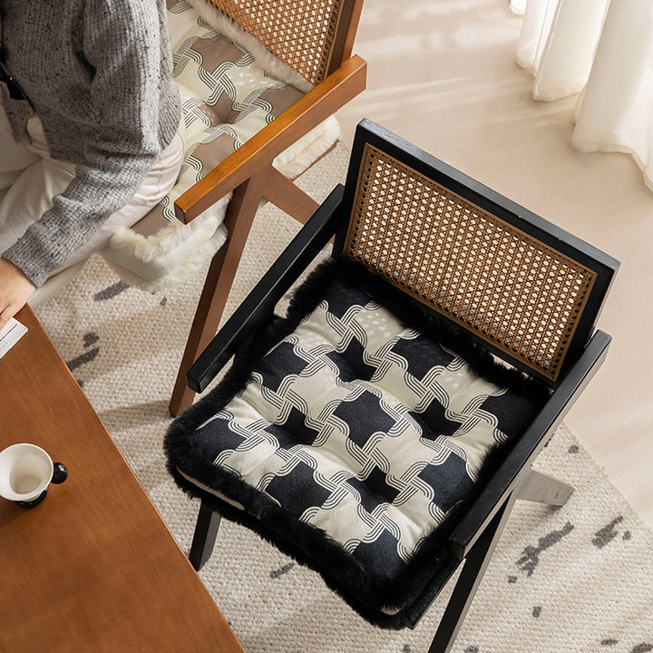 Padded seat cushion with fastening straps, quilted tufting surface and faux fur trim Stornfield