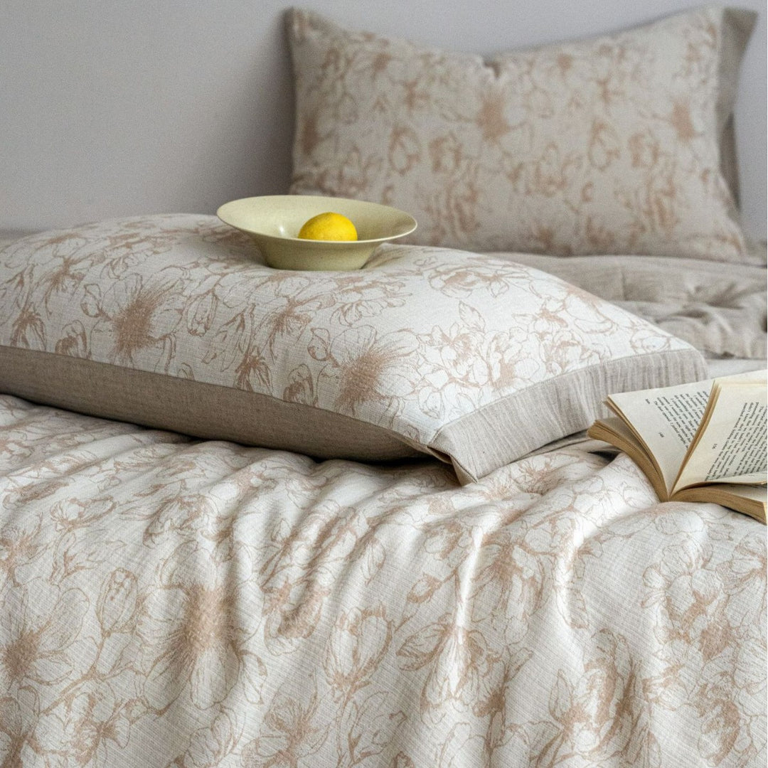 Quilted bedspread and pillowcase set made of cotton-linen with floral jacquard structure and lace edge