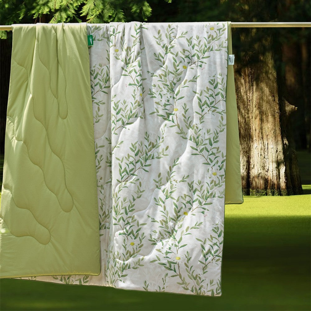 Reversible quilted bedspread and bed cover with floral jacquard pattern and lightweight all-season filling