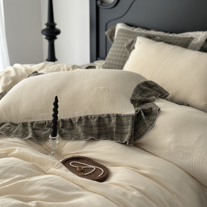 Bedding set made of cotton muslin with check frill and softly crinkled surface
