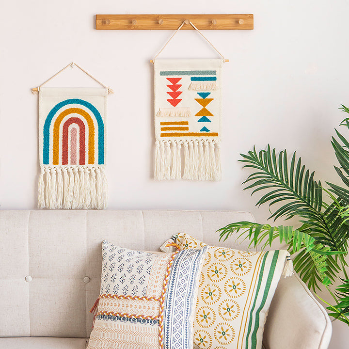Hand-tufted wall hanging made of cotton with rainbow motif and fringes