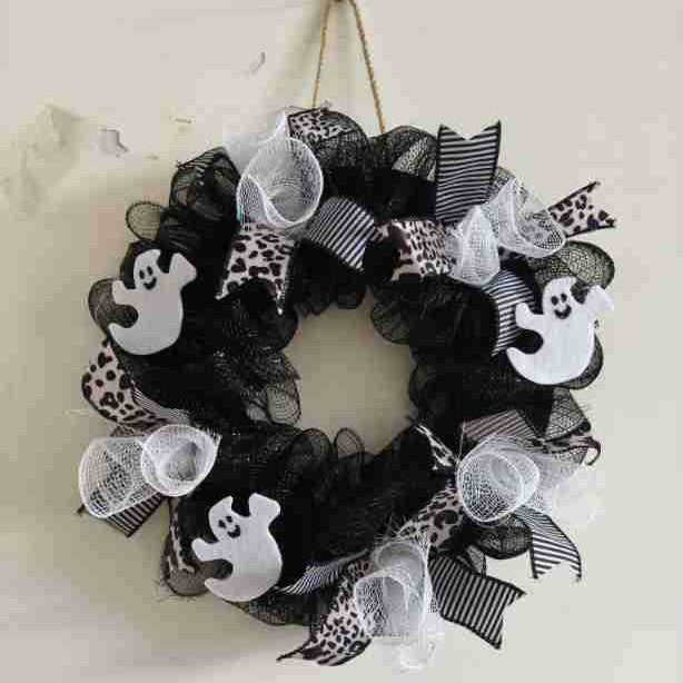 Halloween-Themed Decorative Wreath
