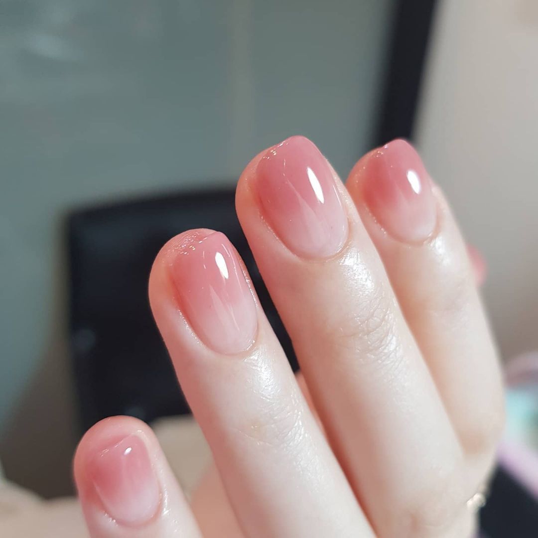 High-gloss artificial nails with rose effect Stornfield