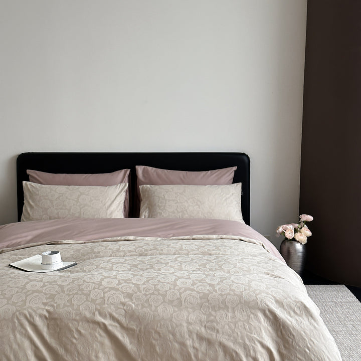 Reversible bed linen set made of cotton satin with fine jacquard structure