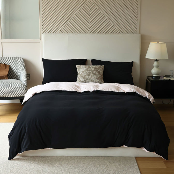 Breathable reversible bedding set made of organic cotton with light quilt and pillowcases