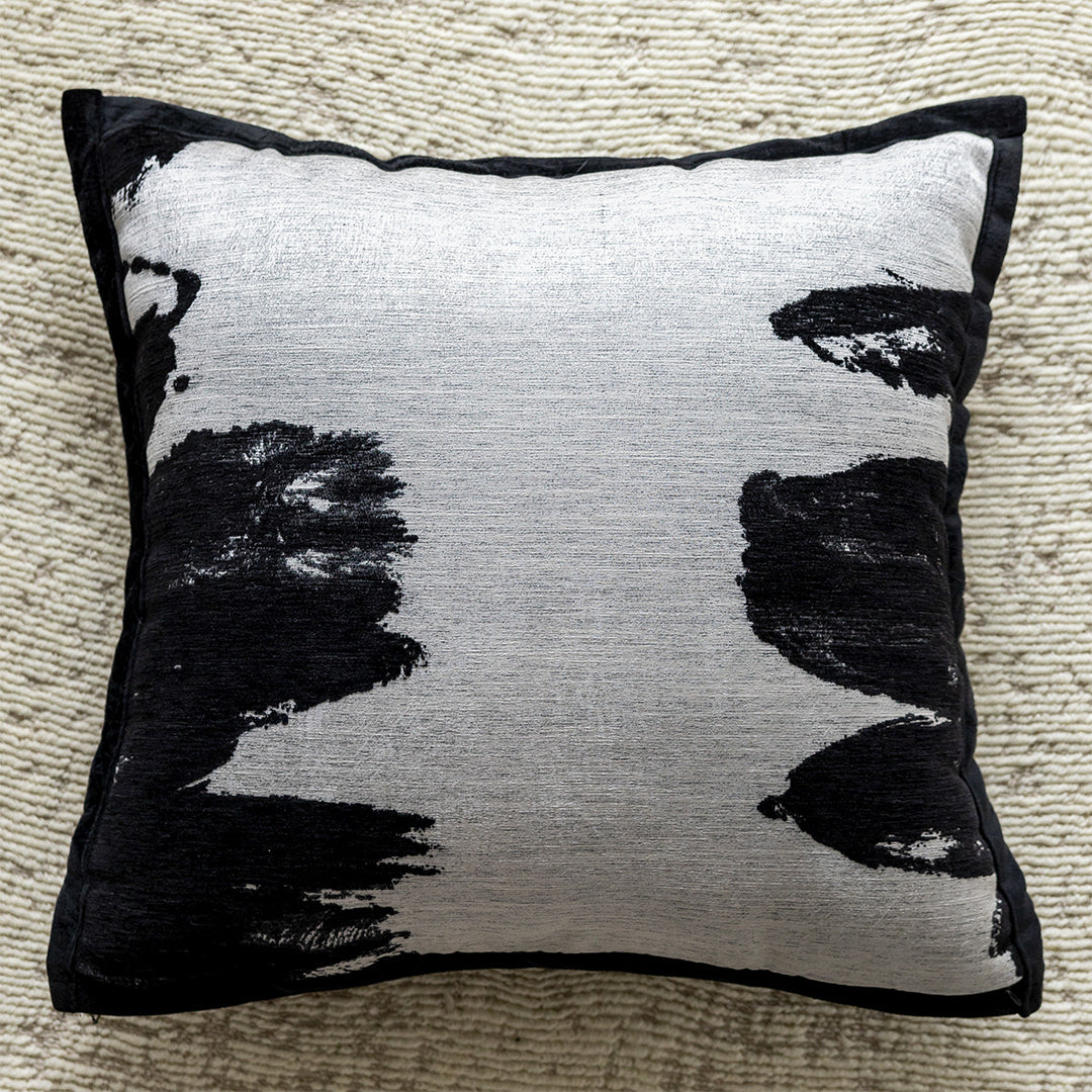 Luxurious cushion with panther design