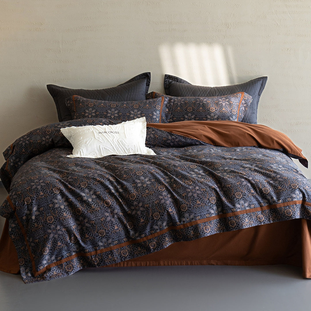 Duvet cover set made of cotton percale with subtle leaf allover and piped edge