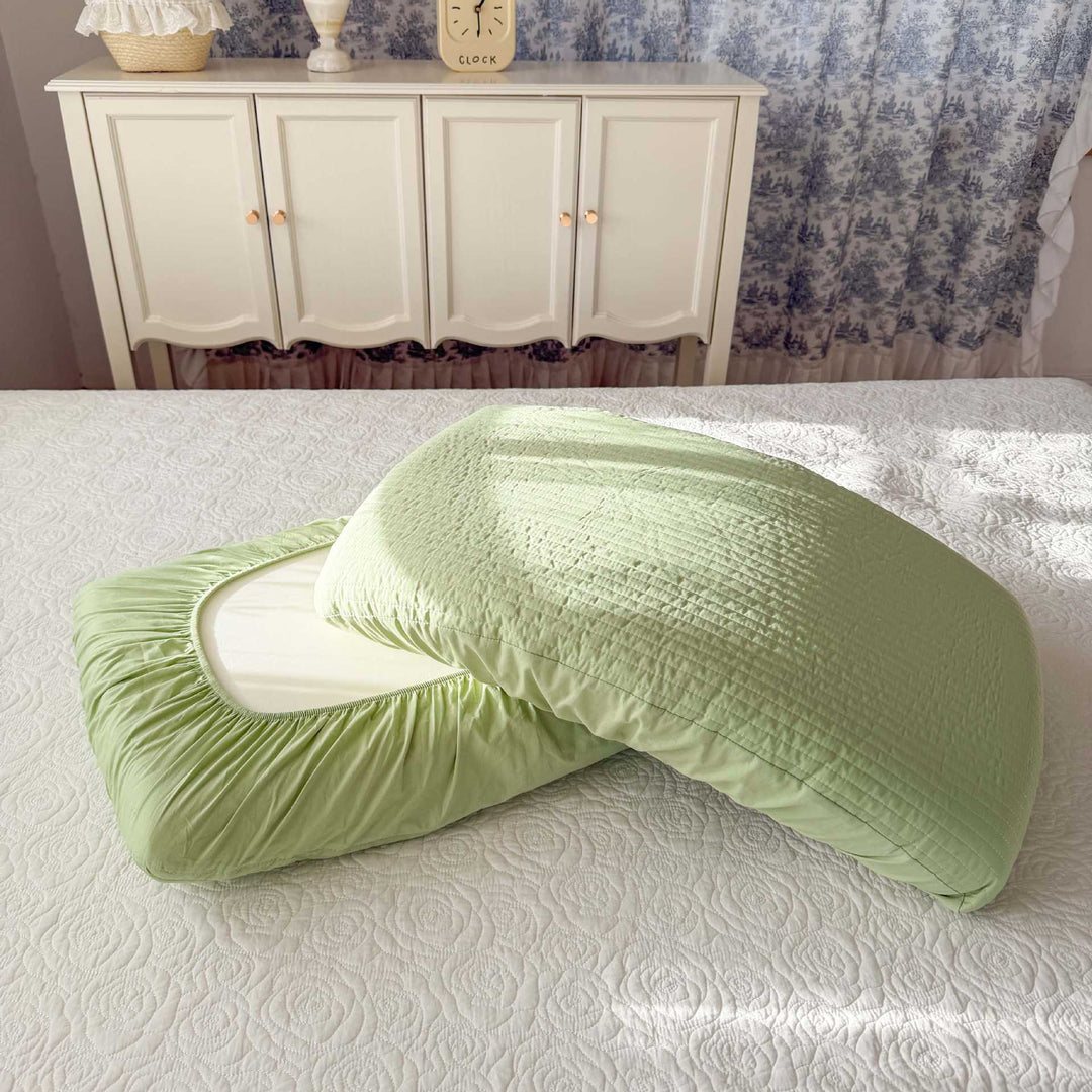 Bedding set with quilted pillowcase and elastic fitted sheet