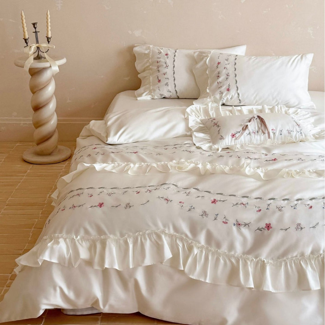 Bedding set with ruffle, delicate floral embroidery and satin cotton look