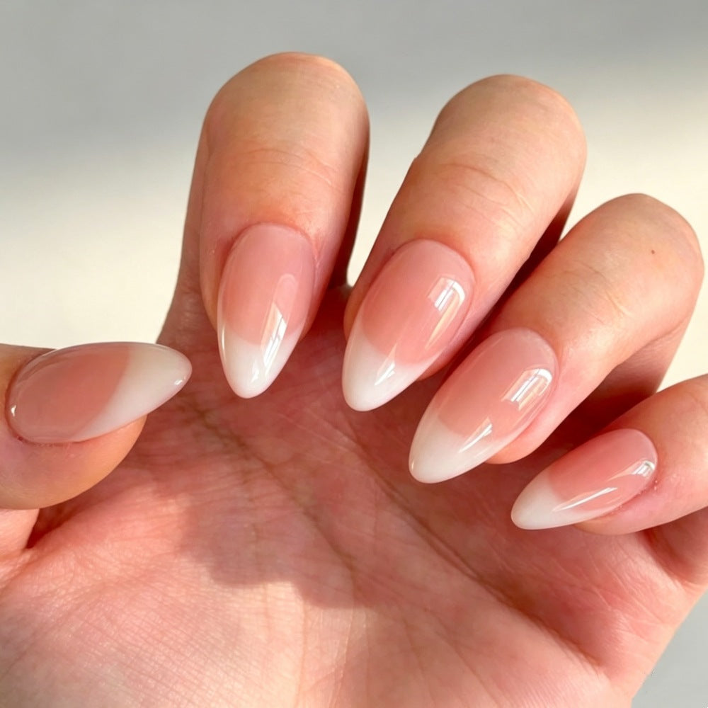 Artificial nails in elegant French-tip design Stornfield