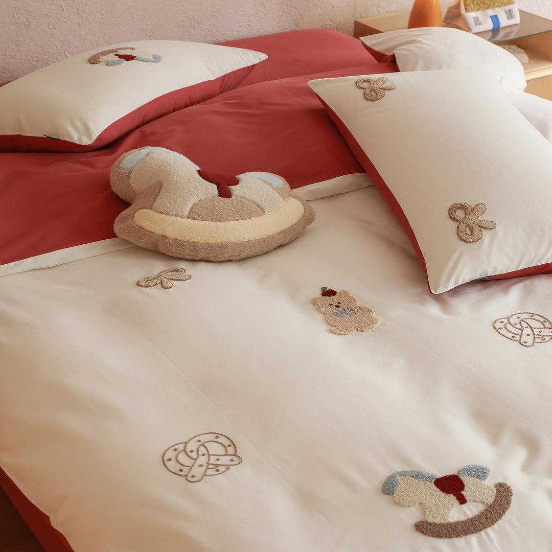 Reversible bedding set with embroidered teddy appliqués