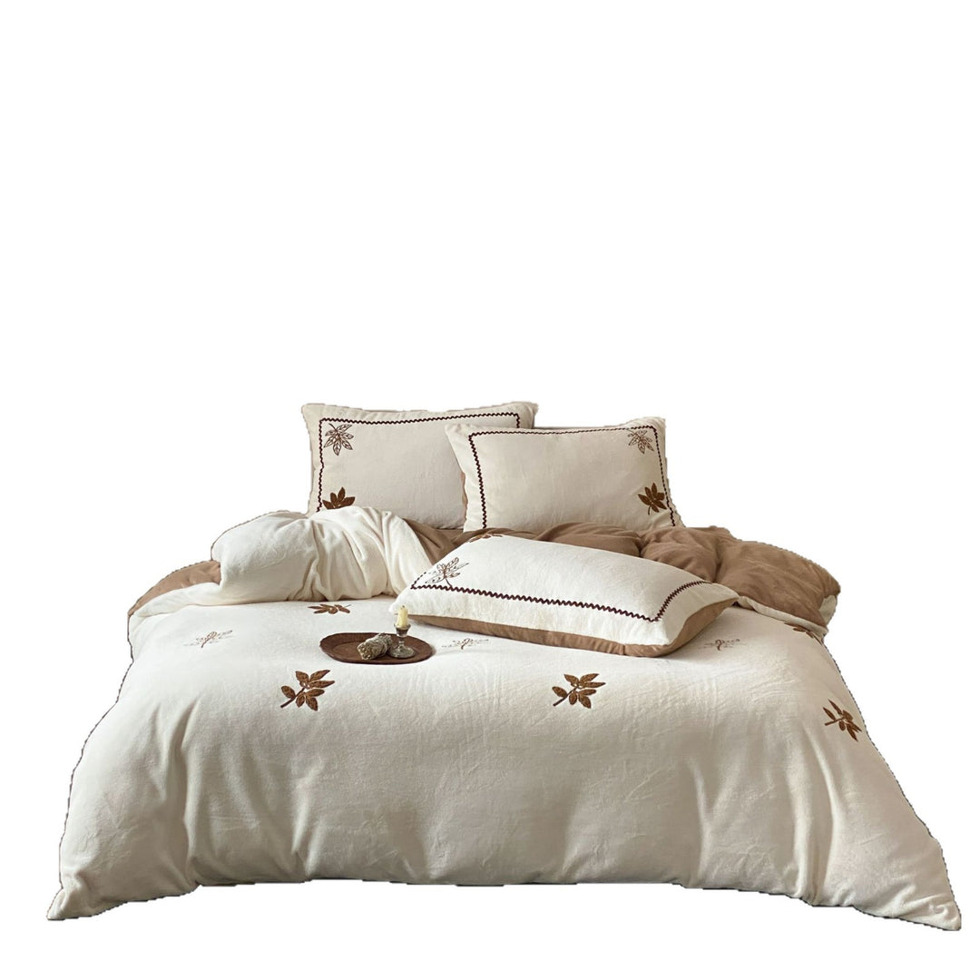 Luxury bedding set made of cotton muslin with embroidered leaf appliqués and contrasting back