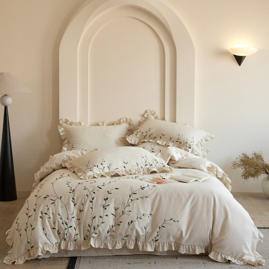 Bedding set made of cotton-linen with floral embroidery and ruffle edge