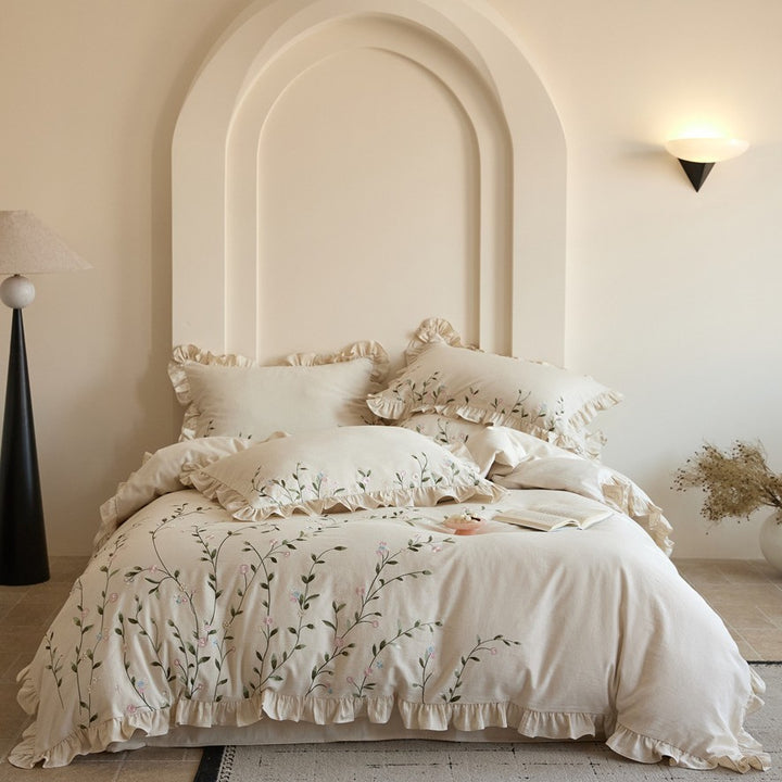 Bedding set made of cotton-linen with floral embroidery and ruffle edge
