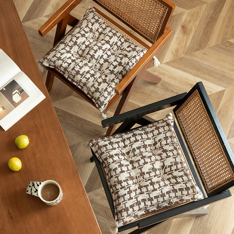 Tufted decorative cushion with woven houndstooth relief and tassels