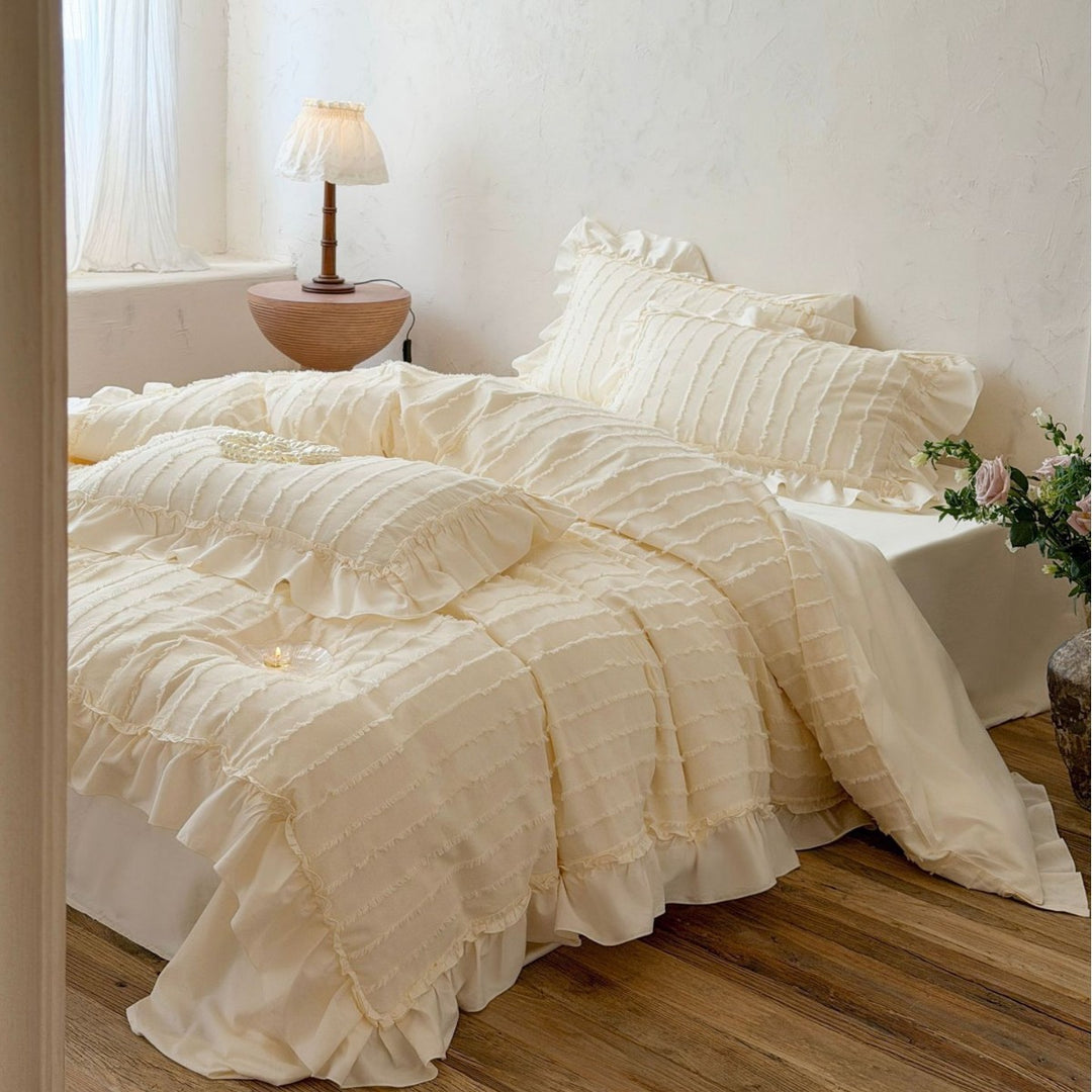 Romantic bedding set with ruffle and textured quilted look