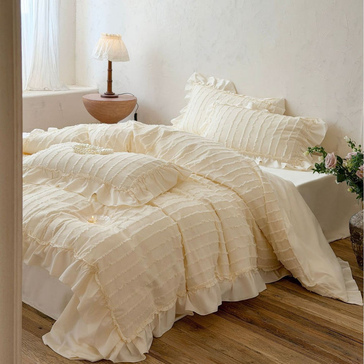 Romantic bedding set with ruffle and textured quilted look