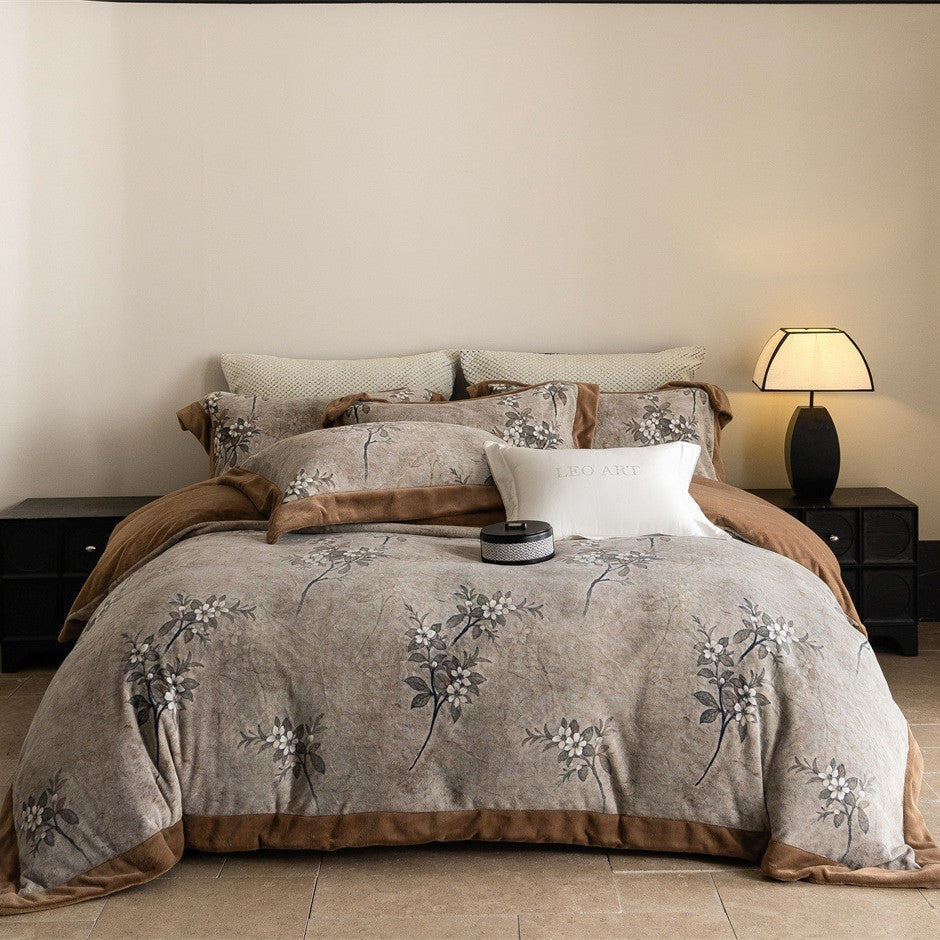 Luxurious reversible bedding set with velvety edging and abstract Ikat pattern
