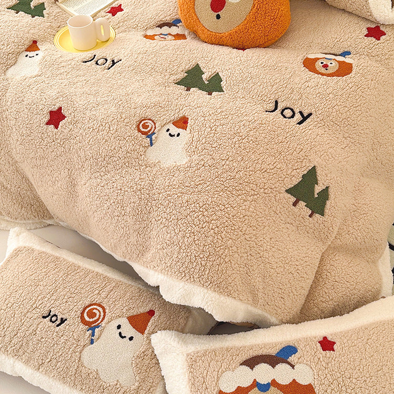 Patterned Sherpa bedding set with quilted cozy blanket and motif pillow