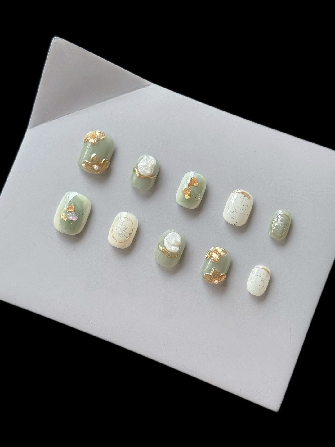 Decorative Press-On Nail Art Set with Elegant Gold Accents