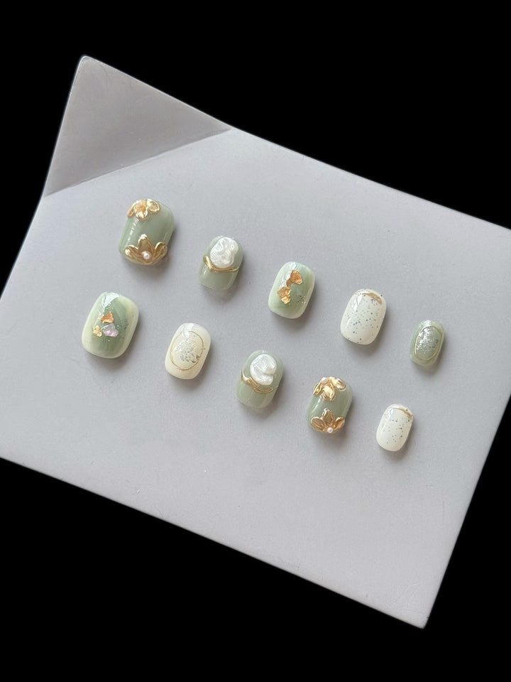 Decorative Press-On Nail Art Set with Elegant Gold Accents