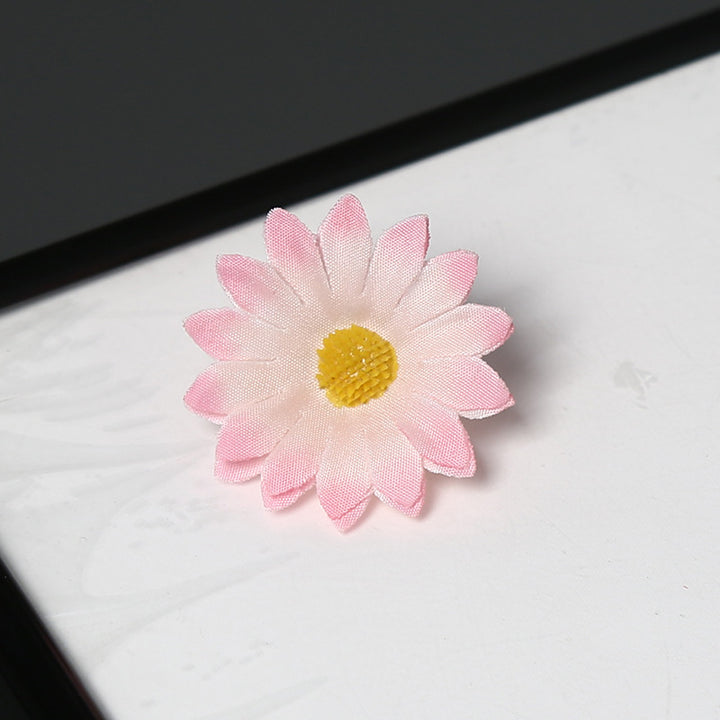 Elegant Fabric Daisy Flower Brooch for Decorative Wear