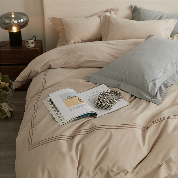 Elegant bed linen set made of cotton satin with fine piping and reversible function
