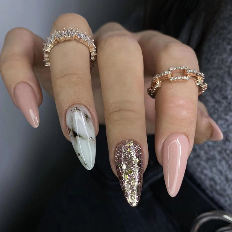 Glamorous artificial fingernails