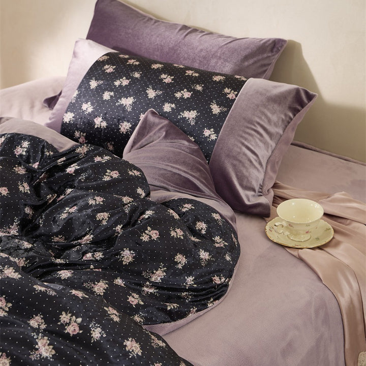 Luxurious velvet bedding set with floral pattern, reversible function and decorative pillow