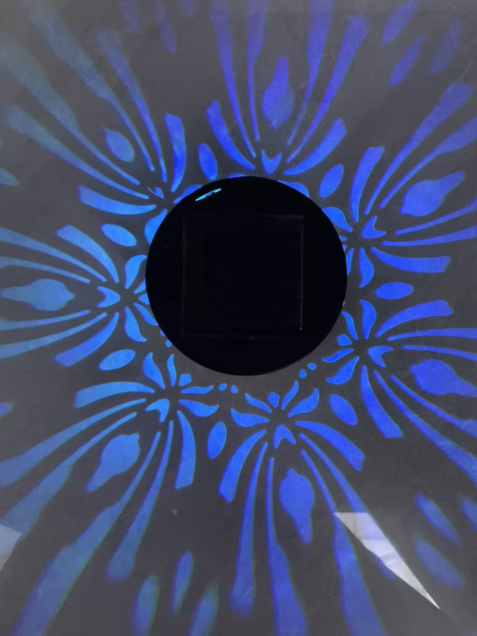 Solar Projection Garden Light With Decorative Floral Pattern And Dusk-To-Dawn Sensor Stornfield