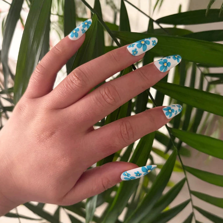 Artistic Almond-Shaped Press-On Nails Set with Metallic Accents Stornfield