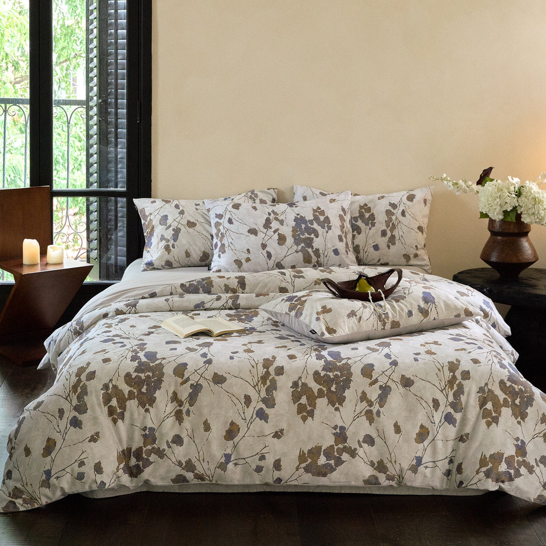 Duvet cover set made of soft cotton satin with watercolor speck design and hotel closure