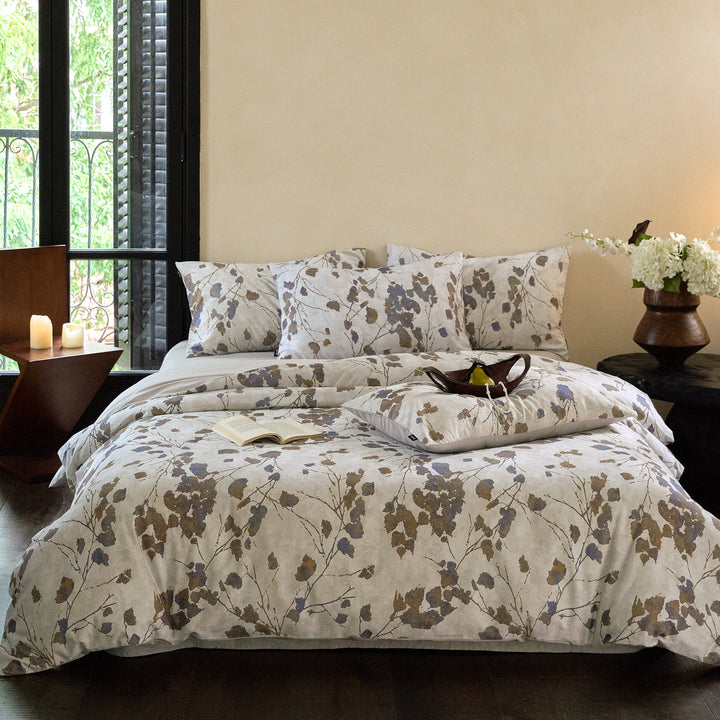 Duvet cover set made of soft cotton satin with watercolor speck design and hotel closure