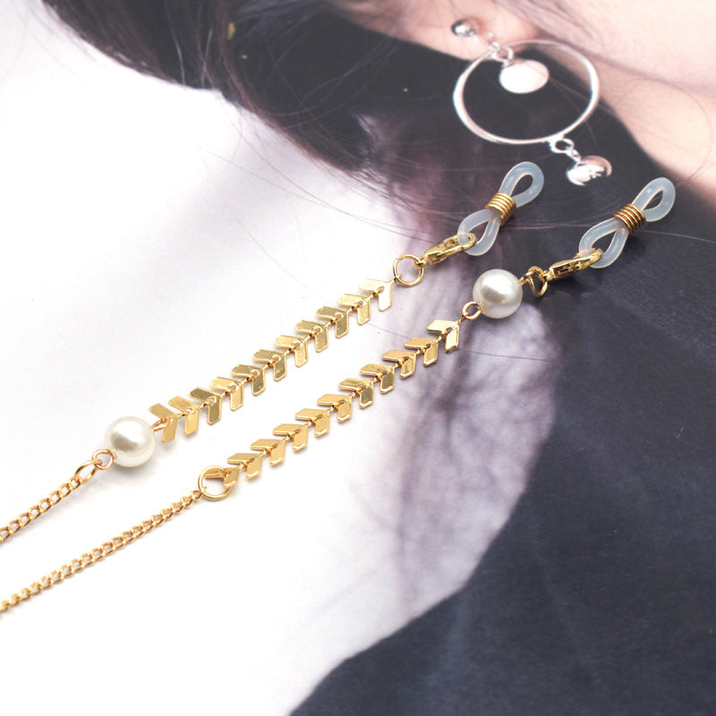 Elegant Pearl-Accented Chain Eyewear Holder Stornfield