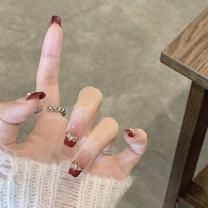 Elegant Press-On Nail Art with Gold Accents Stornfield