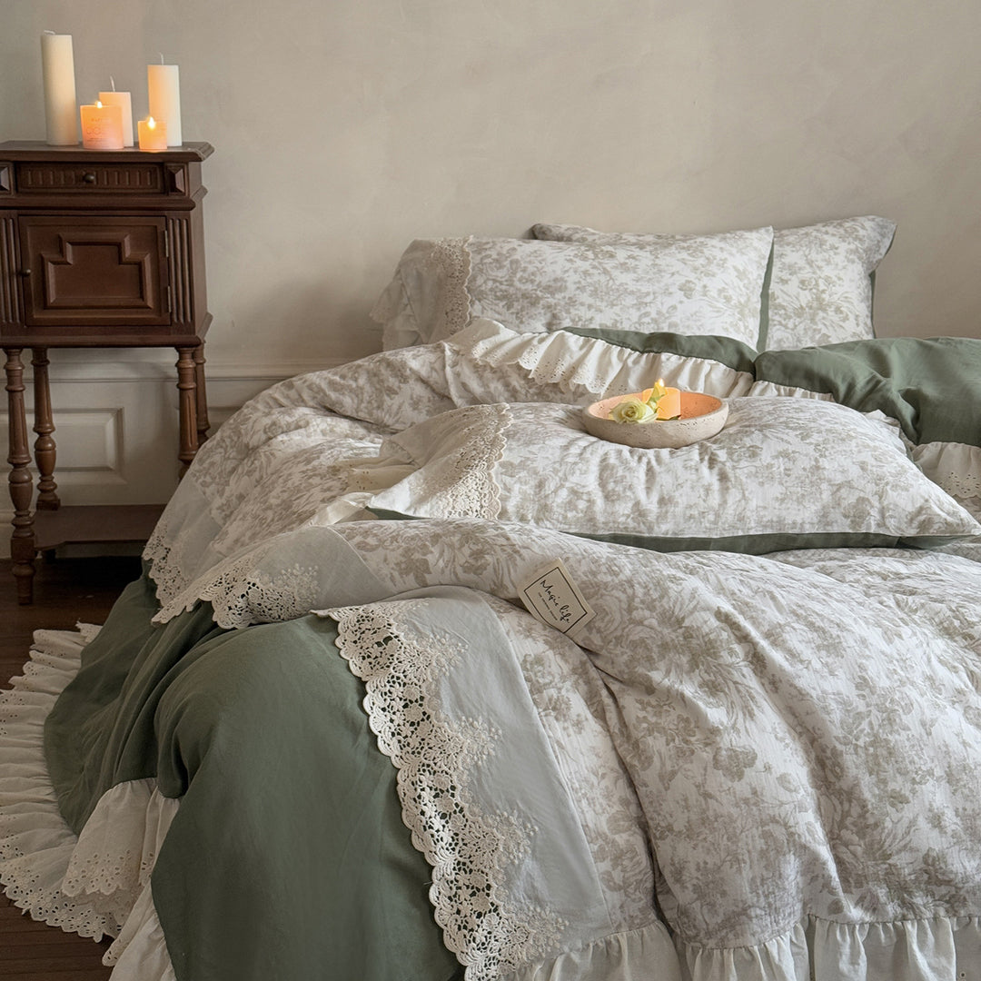 Bedding set in vintage lace and ruffle design