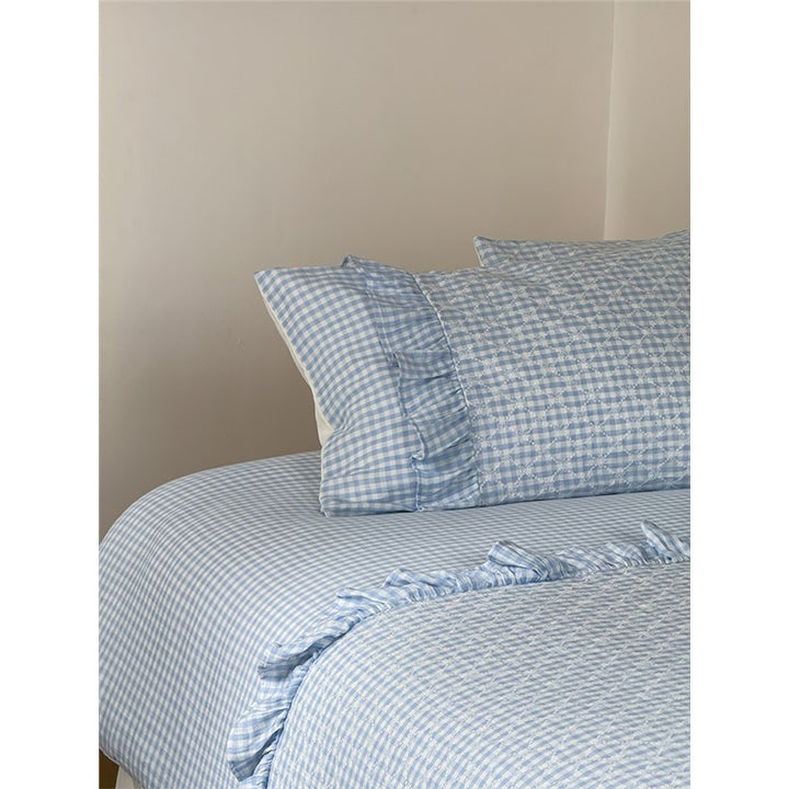 Quilted bedding set with Vichy check and decorative ruffle trim