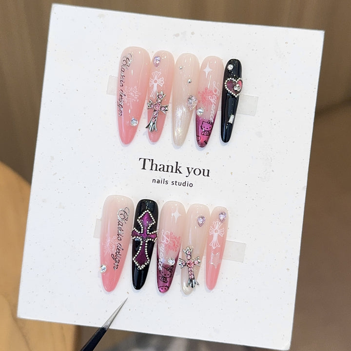 Artificial nails with glamorous accents and sparkling embellishments Stornfield