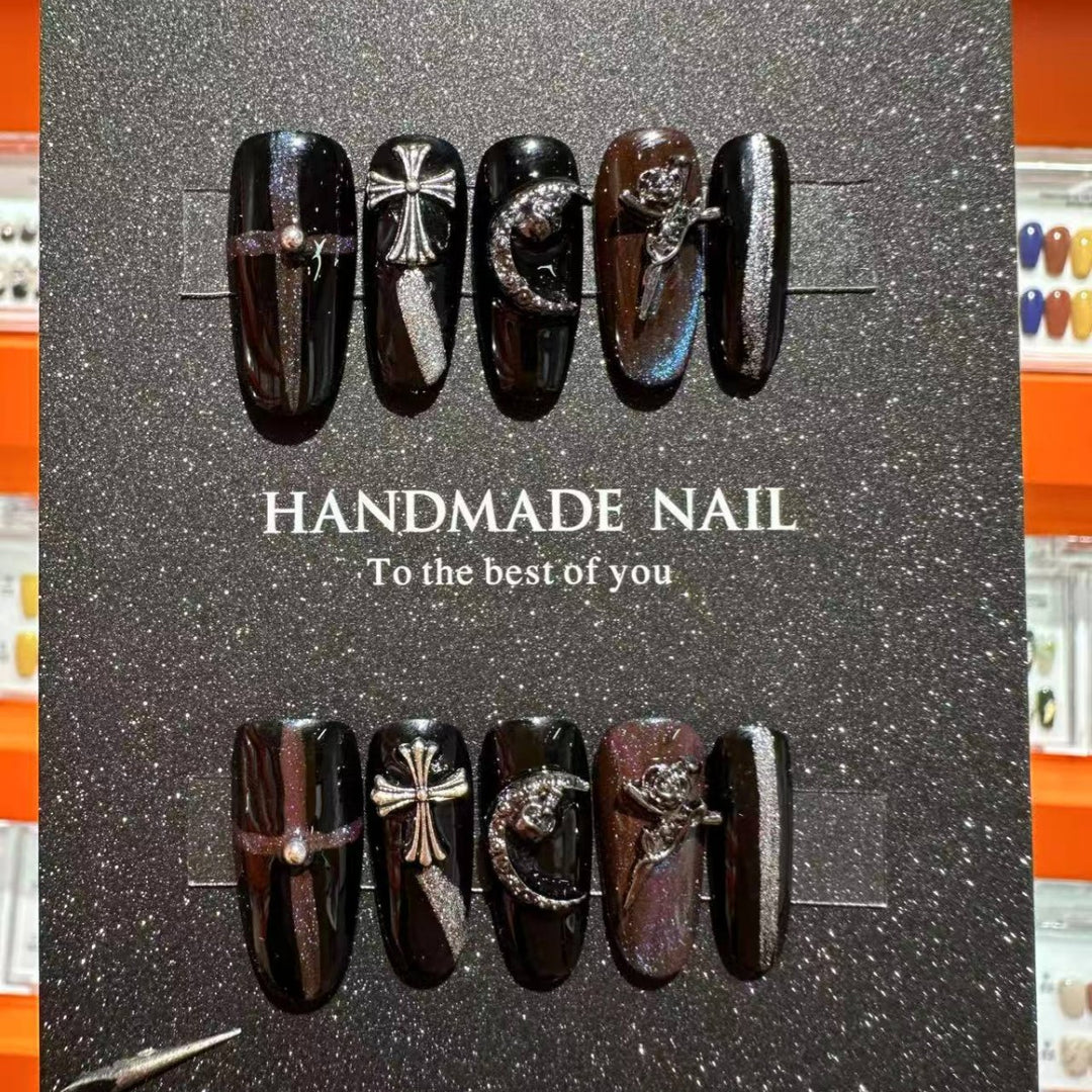 Artistic Handmade Press-On Nail Art Set with Decorative Metallic Accents