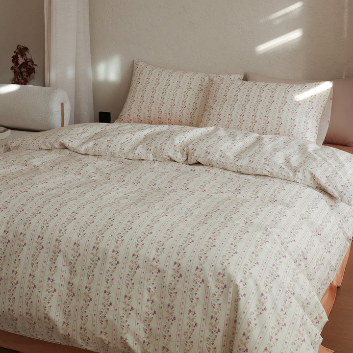 Cotton satin bedding set with fine watercolor floral pattern and soft touch