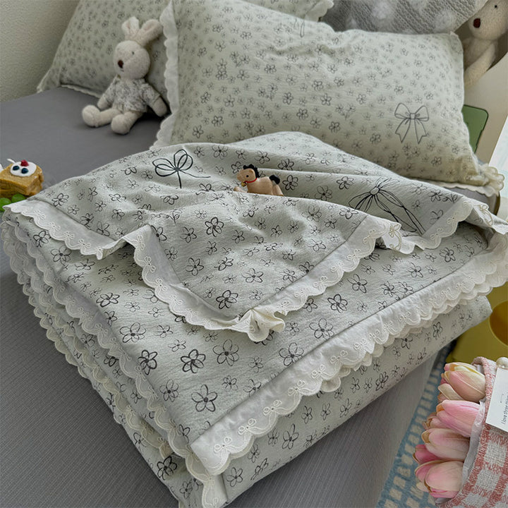 Women Cozy Bedspread with Playful Floral Pattern Stornfield