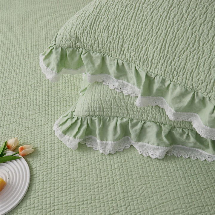 Quilted bed cover set with ruffled hem and lace trim