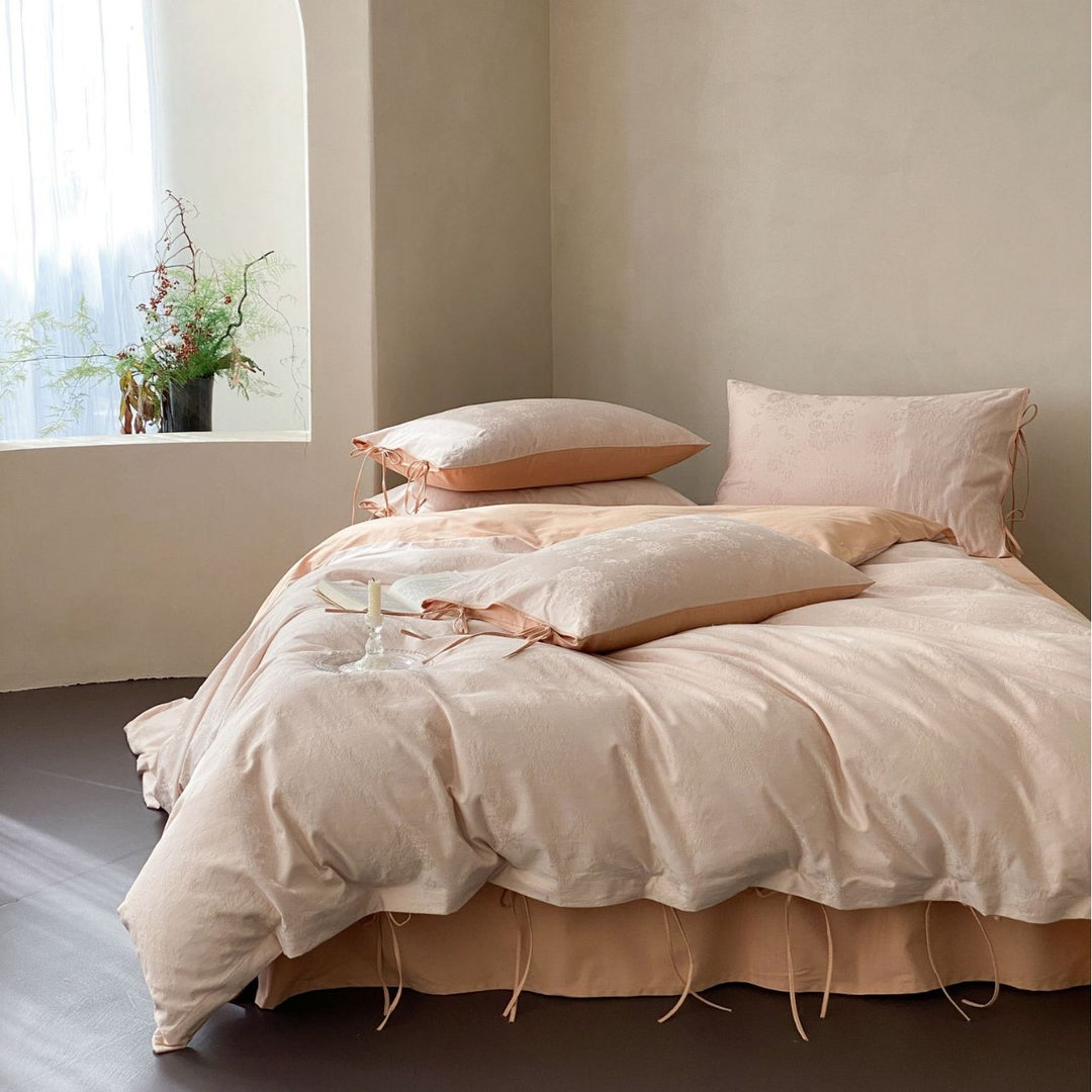 Finely woven cotton jacquard bedding set with decorative ties