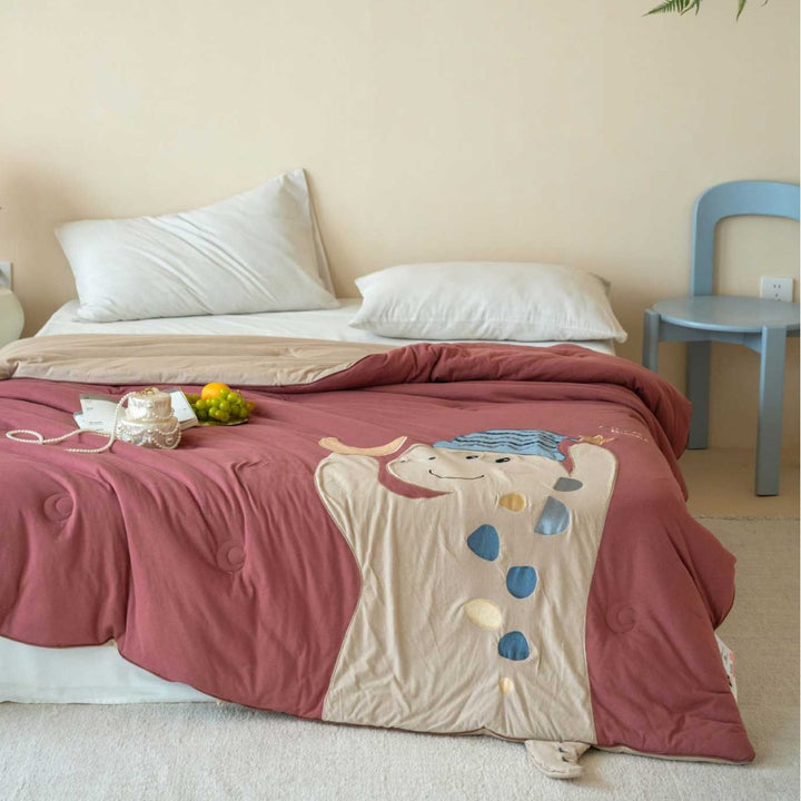 Children's quilt with cute bear appliqué and soft filling