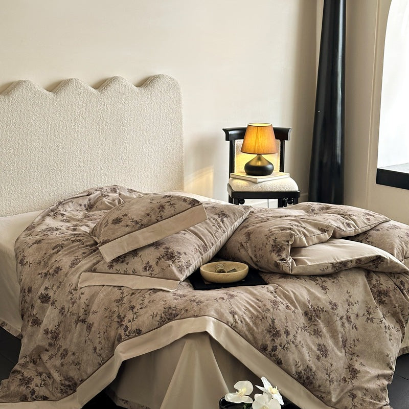 Satin bedding set with floral watercolor pattern and fine hem