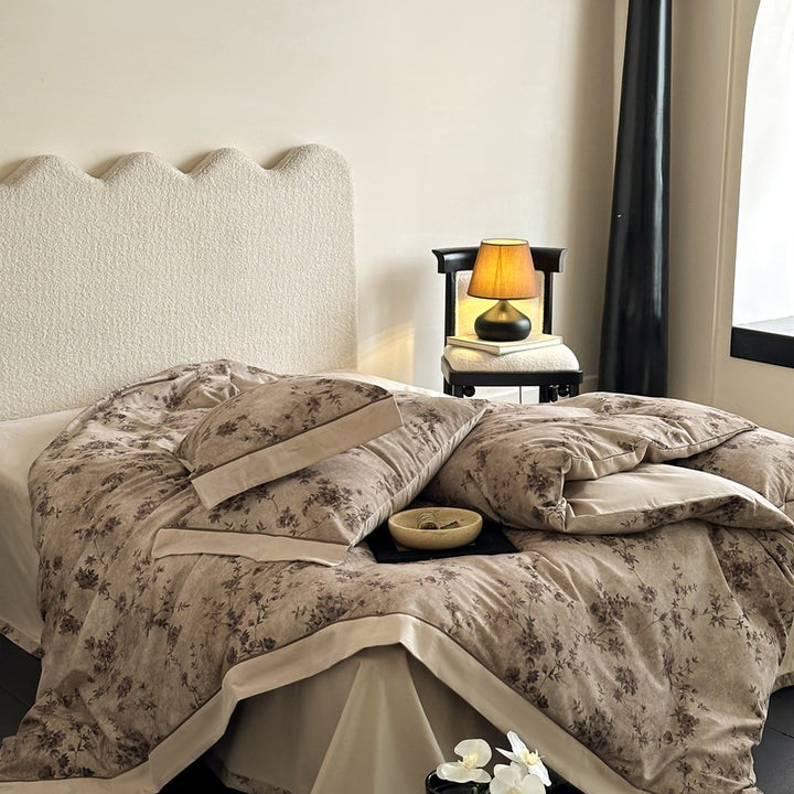 Satin bedding set with floral watercolor pattern and fine hem