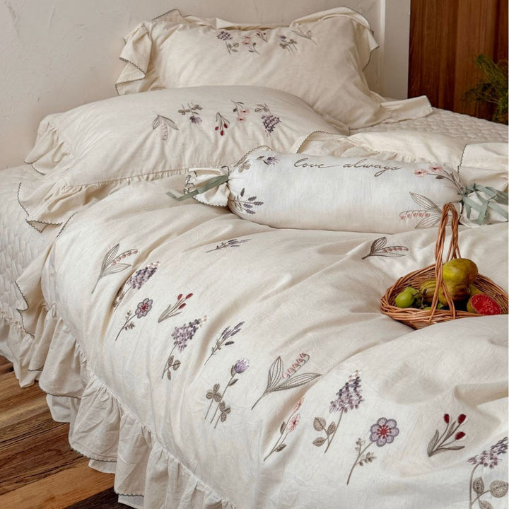 Romantic duvet cover set made of cotton-linen with embroidered wildflowers and ruffled hem