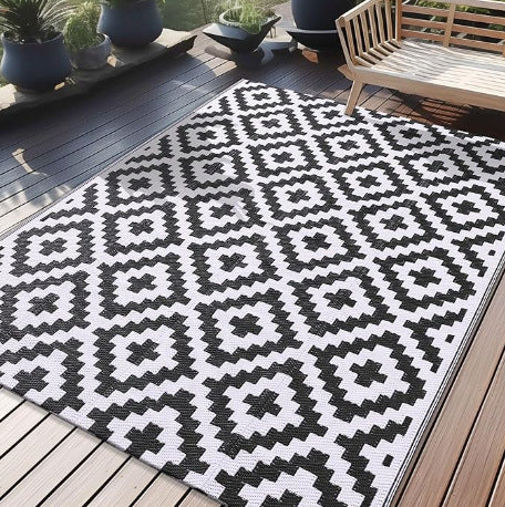 Women Elegant decorative rug with geometric pattern Stornfield