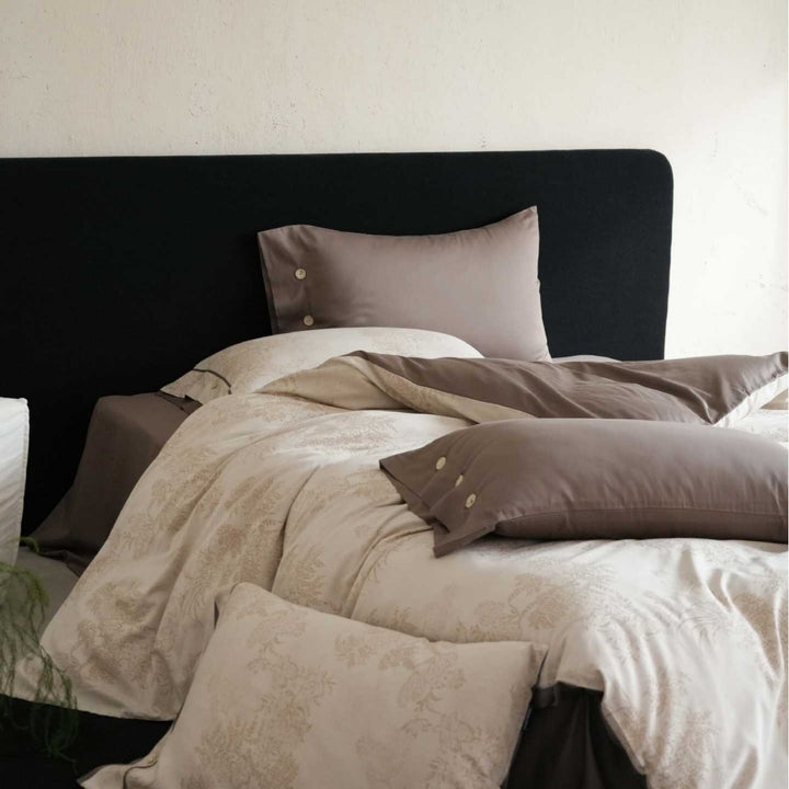 Luxurious bedding set made of cotton satin with pillowcases and bow closure